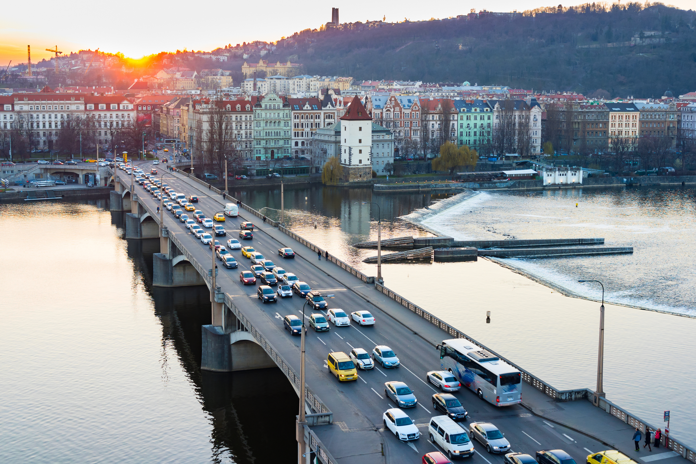 Letecká fotografie mostu v Praze, na kterém jsou automobily
